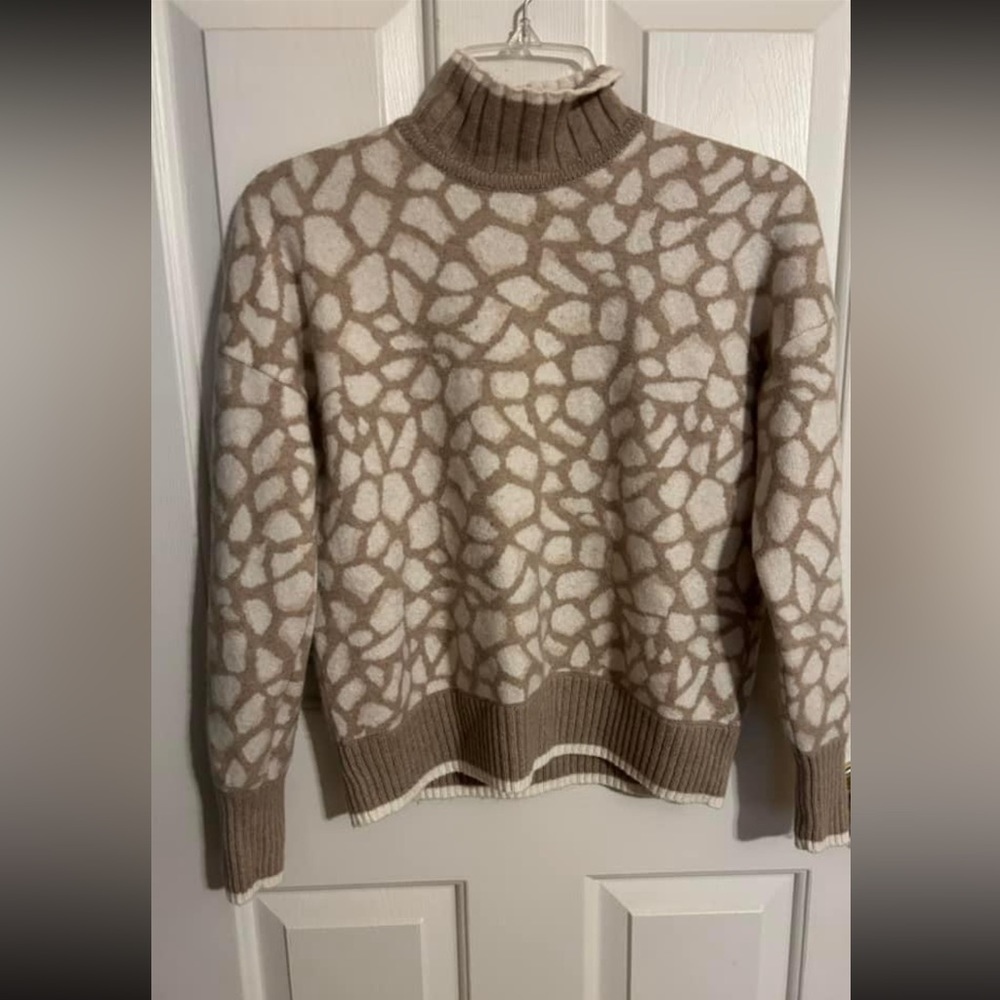 Great condition. Vineyard Vines sweater